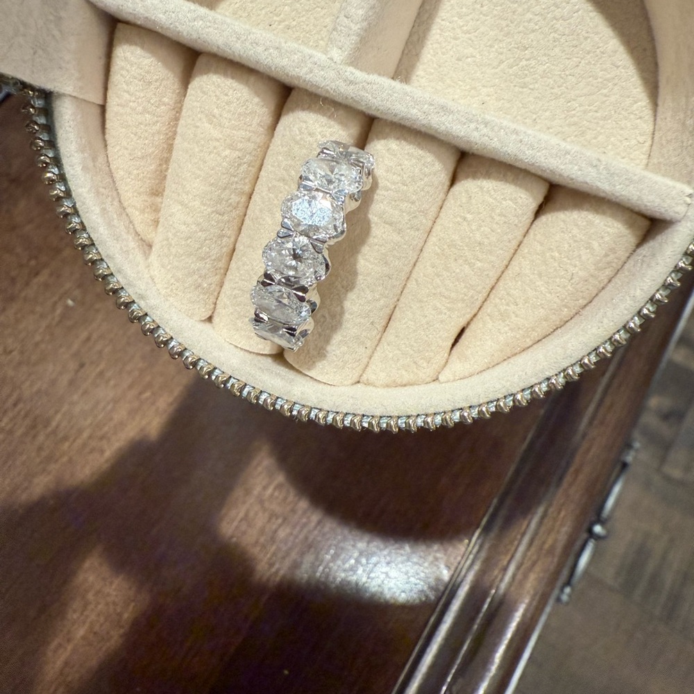 SOLD!Cross posted Breathtaking diamond band. 14 ct white gold  3.4 carats